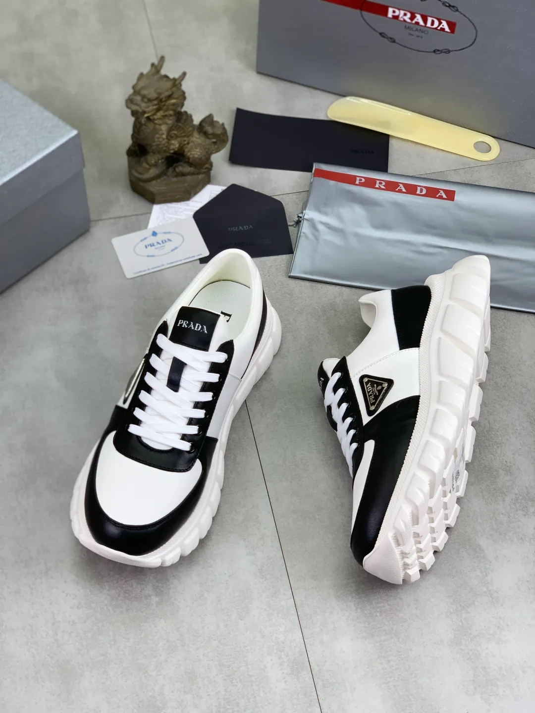 Men's men's shoes 💰P560💰[New style] High version official website popular models are on the market, 🆘 Classic popular models (Prada) are the main popular models, avant-garde and versatile fashion men's shoes private version mold opening, cowhide surface splicing 1:1.. Fashionable and simple, original imported cowhide lining cowhide feet; the atmosphere and personality are more fashionable, eye-catching and pursuing class. It will subvert the old idea and be a must-have for fashion trendsetters with you! Must keep it for yourself! Tall and comfortable, large and low, high-end quality workmanship. Code number: 38-44 (45 46 customized) 4️⃣ colors available.